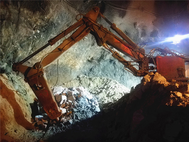 Валуны электрического гидравлического отбойного молотка в подземной шахте
