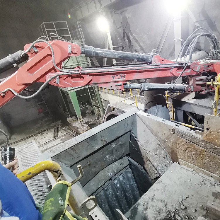 Sistema de quebra -rock usado na minera&ccedil;&atilde;o para remover rochas de tamanho grande