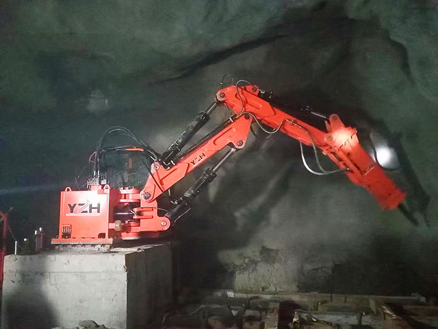 Камнедробитель постамента разбивает валуны на 500-метровой подземной шахте